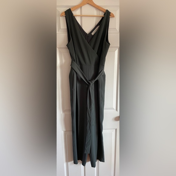 Cropped leg pleated romper with belt - Picture 5 of 13